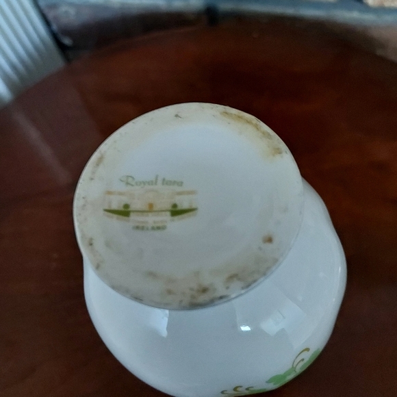 Royal Tara Irish Bone China Bud Vase Shamrocks Gold Trim Ireland 6.5 Inches - Picture 8 of 8